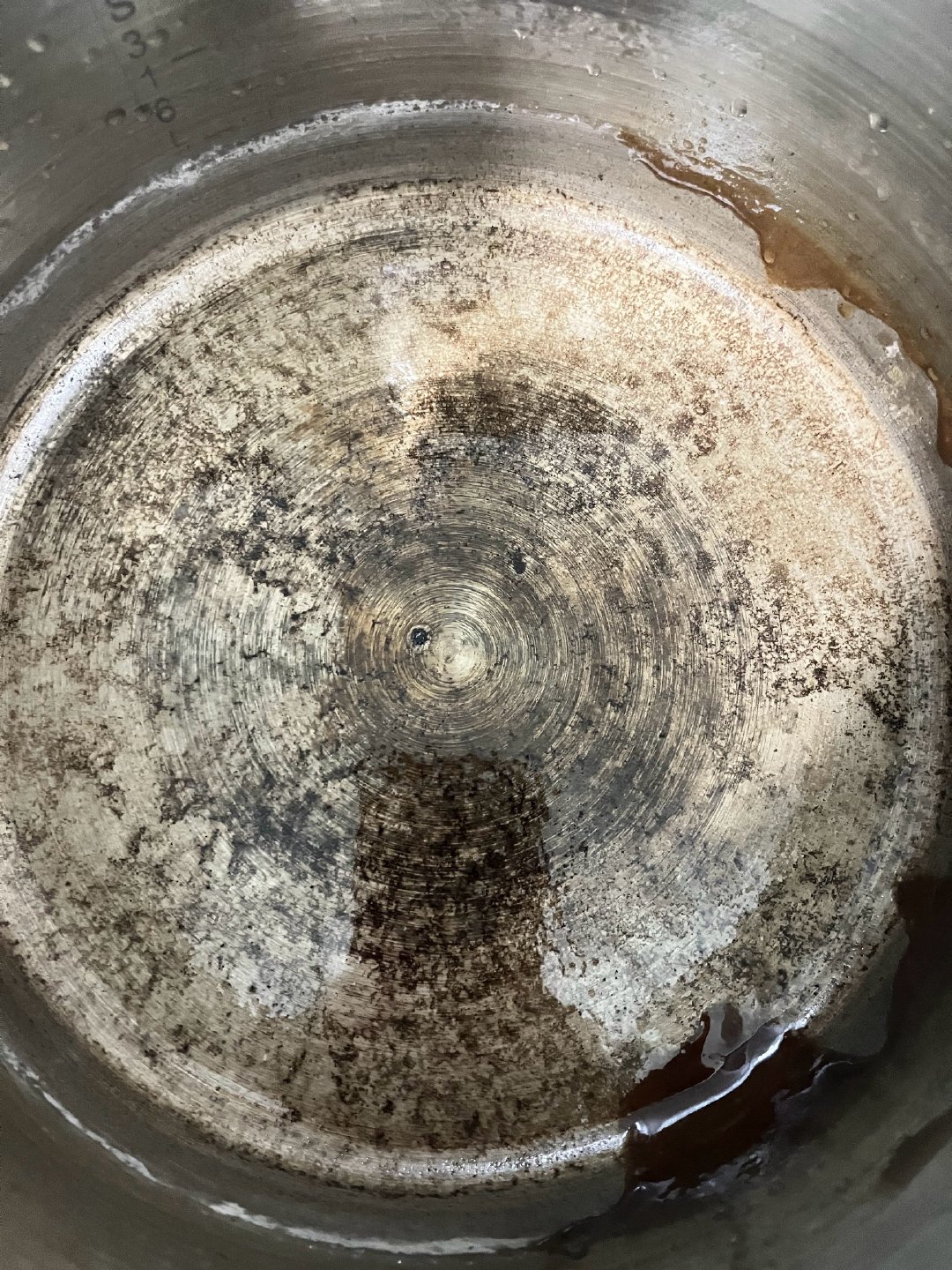 烧糊的锅,白醋+小苏打一半人说有用一半说没用:锅底垢其实分三种