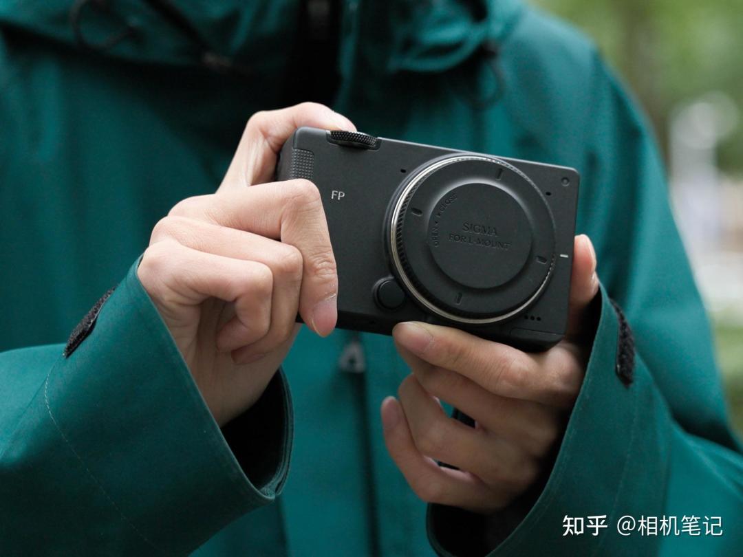 手持FP2机身正面，FP标识与L卡口