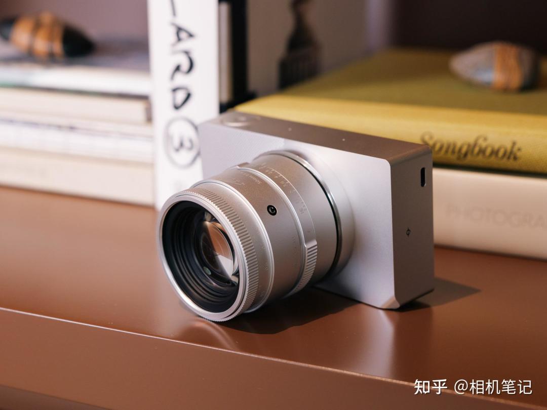 FP2银色机身搭配50mm F1.4 CL银色镜头