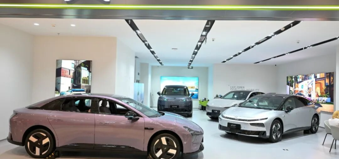小鹏把产品线砍成两条:一个季度卖10万辆还亏13亿,这道减法会改变你怎么买小鹏