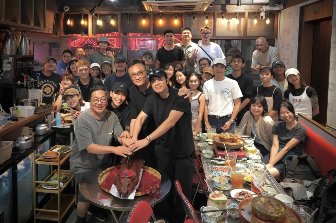 黄子华《雨夜之徒》片场营业:新入坑的年轻人不再只考古,开始“用”他学粤语、抄金句