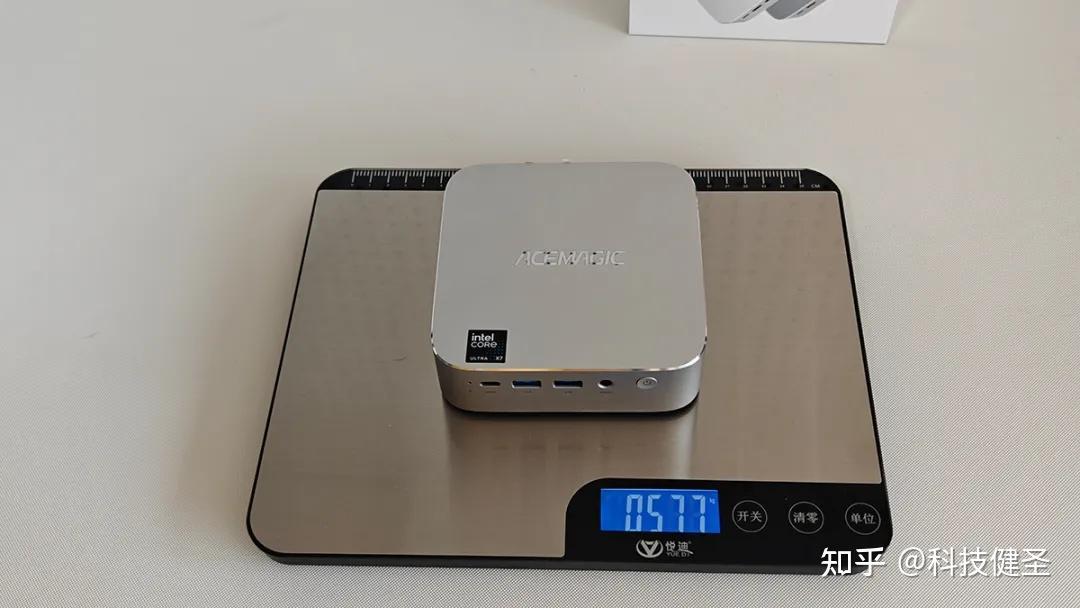 F2A的0.6L金属机身，没有给3.5寸盘留位置