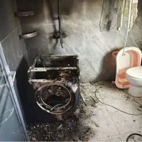 清晨一股焦糊味、熏黑的墙面：那台永康洗衣机的插头，7年没拔过