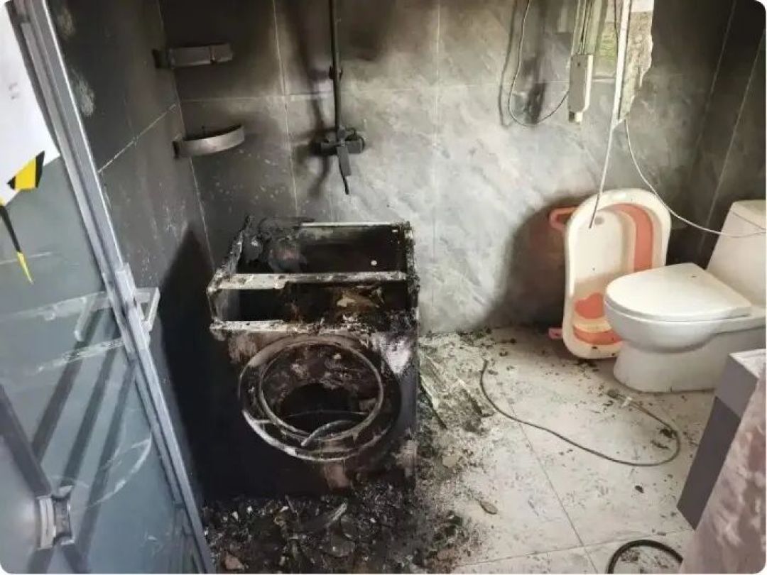 清晨一股焦糊味、熏黑的墙面:那台永康洗衣机的插头,7年没拔过