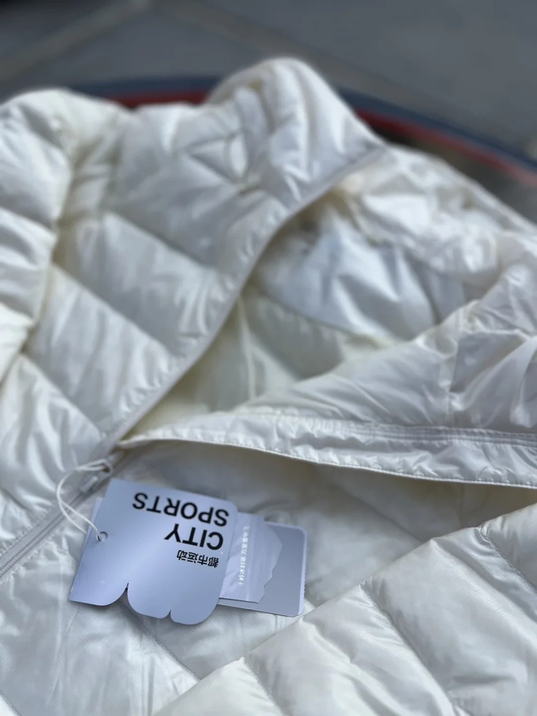 一件羽绒服的吊牌和水洗标细节