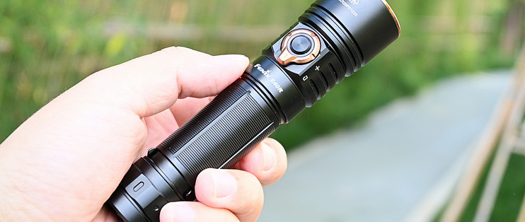 户外通勤最实用，Fenix菲尼克斯E40R EDC手电体验