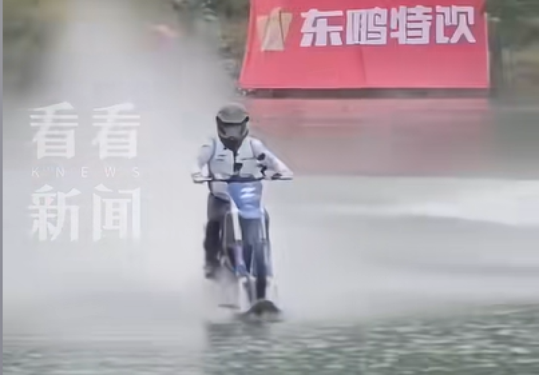张雪完成机车水上漂试驾 明日挑战吉尼斯世界纪录 将换窄版水上摩托冲刺41公里
