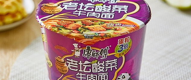 老坛酸菜牛肉面怎么挑？酸菜包、汤底、面饼三件事和四个牌子的吃