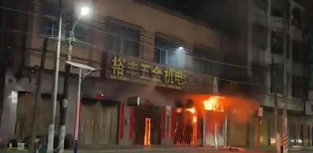 汕头“12·9”火灾调查报告公布：点火的是蚊香，烧起来的是旁边那堆东西