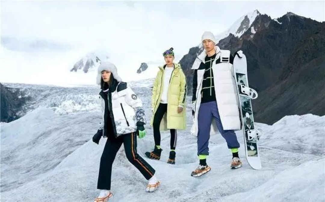 雪中飞羽绒服雪山场景