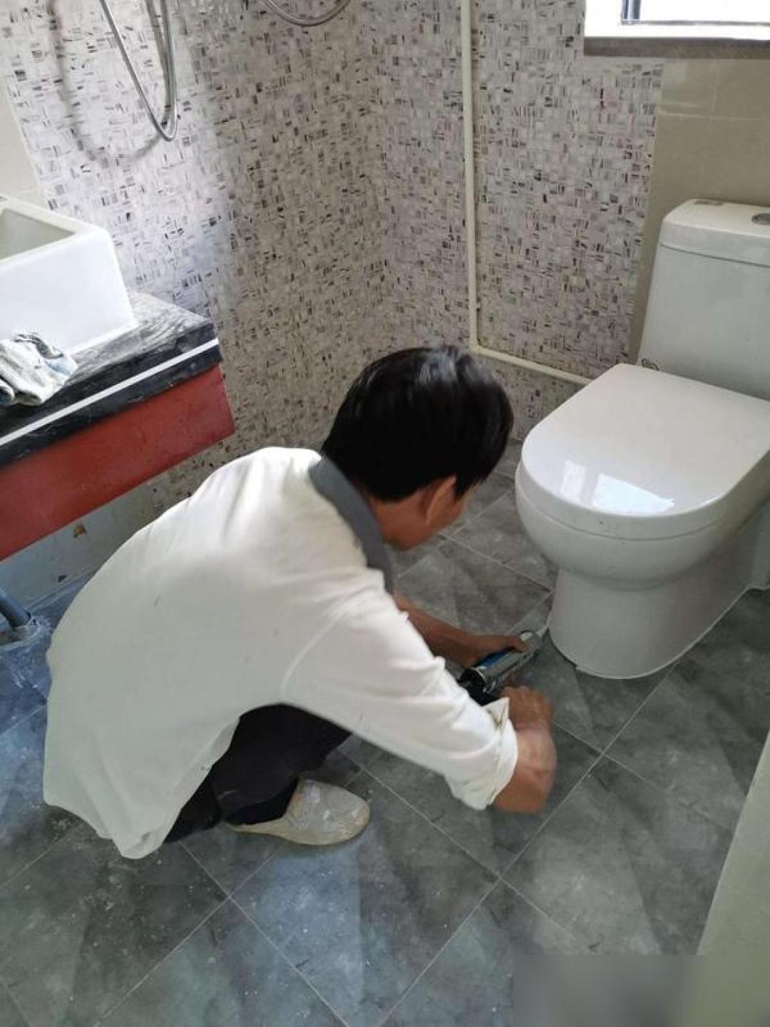 玻璃胶发黑,擦不掉?网友为84敷还是酒精擦吵翻,霉根扎在胶体里,先别急着铲