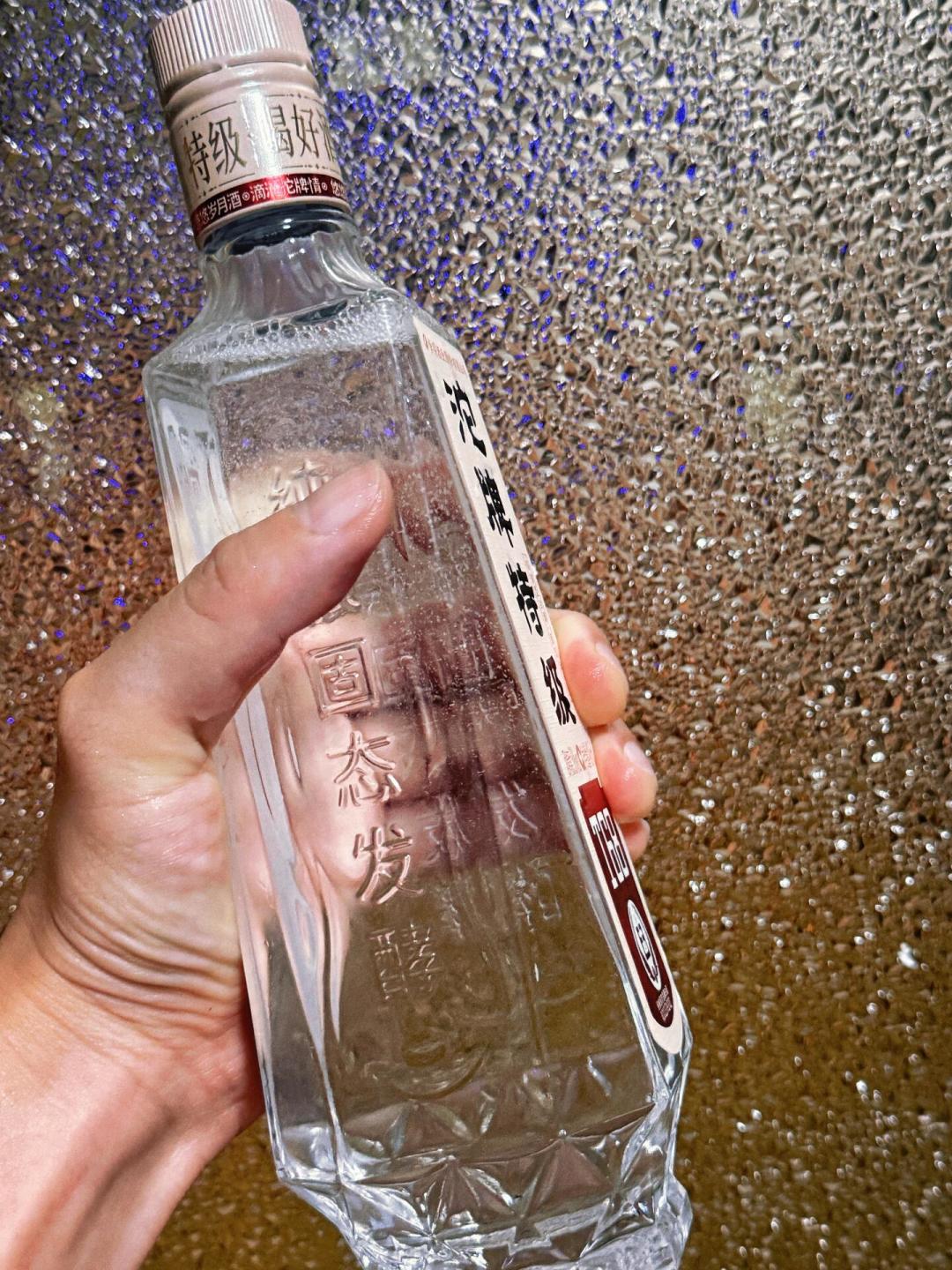 手持T68方瓶侧面特写