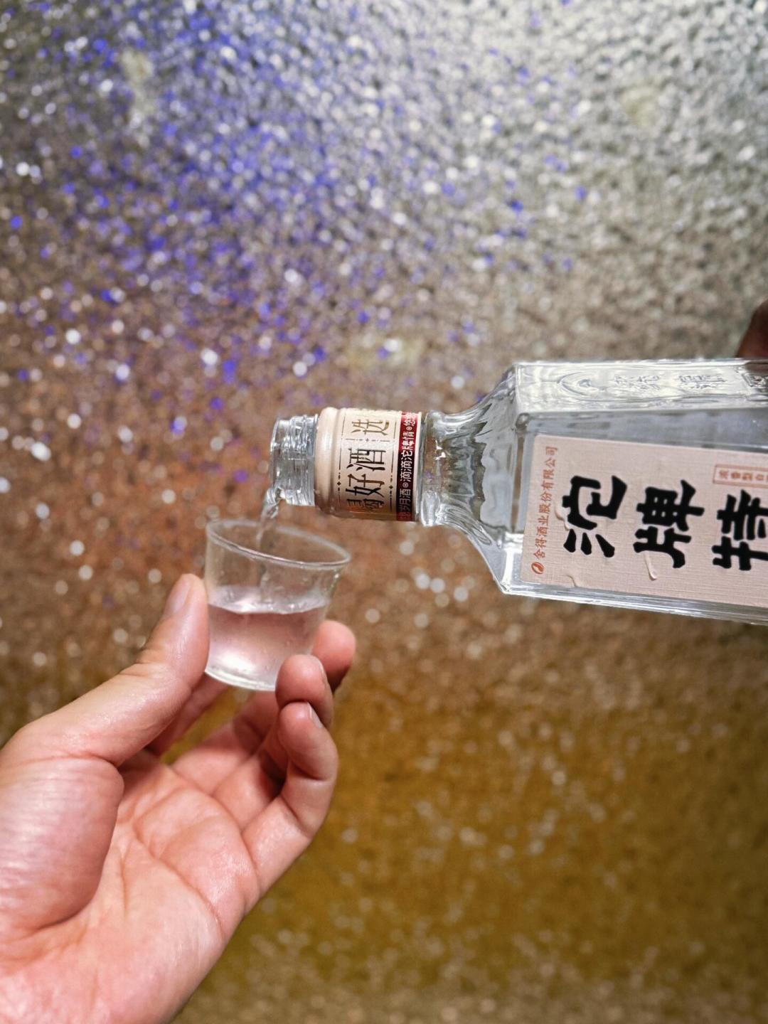 T68瓶口向小杯倒酒的瞬间