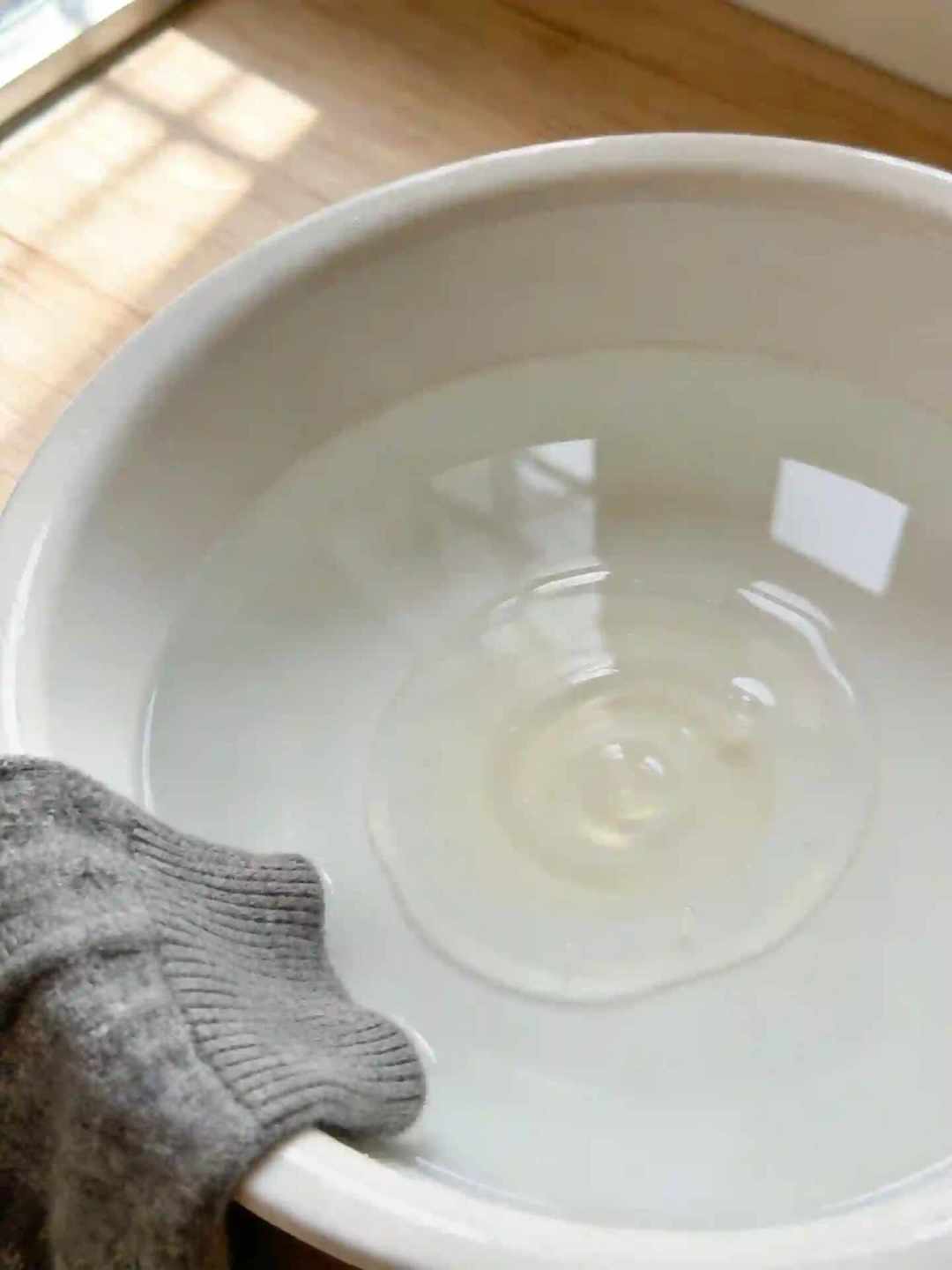 缩水毛衣泡护发素能复原?先捏手感:软的还有救,硬的别白花钱