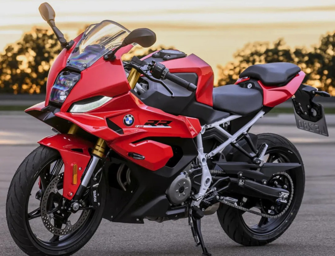 全网都在喊F450RR"小双R",我翻出了三年前G310RR的价签:宝马小排量的定价向来嘴硬,成交价从来老实
