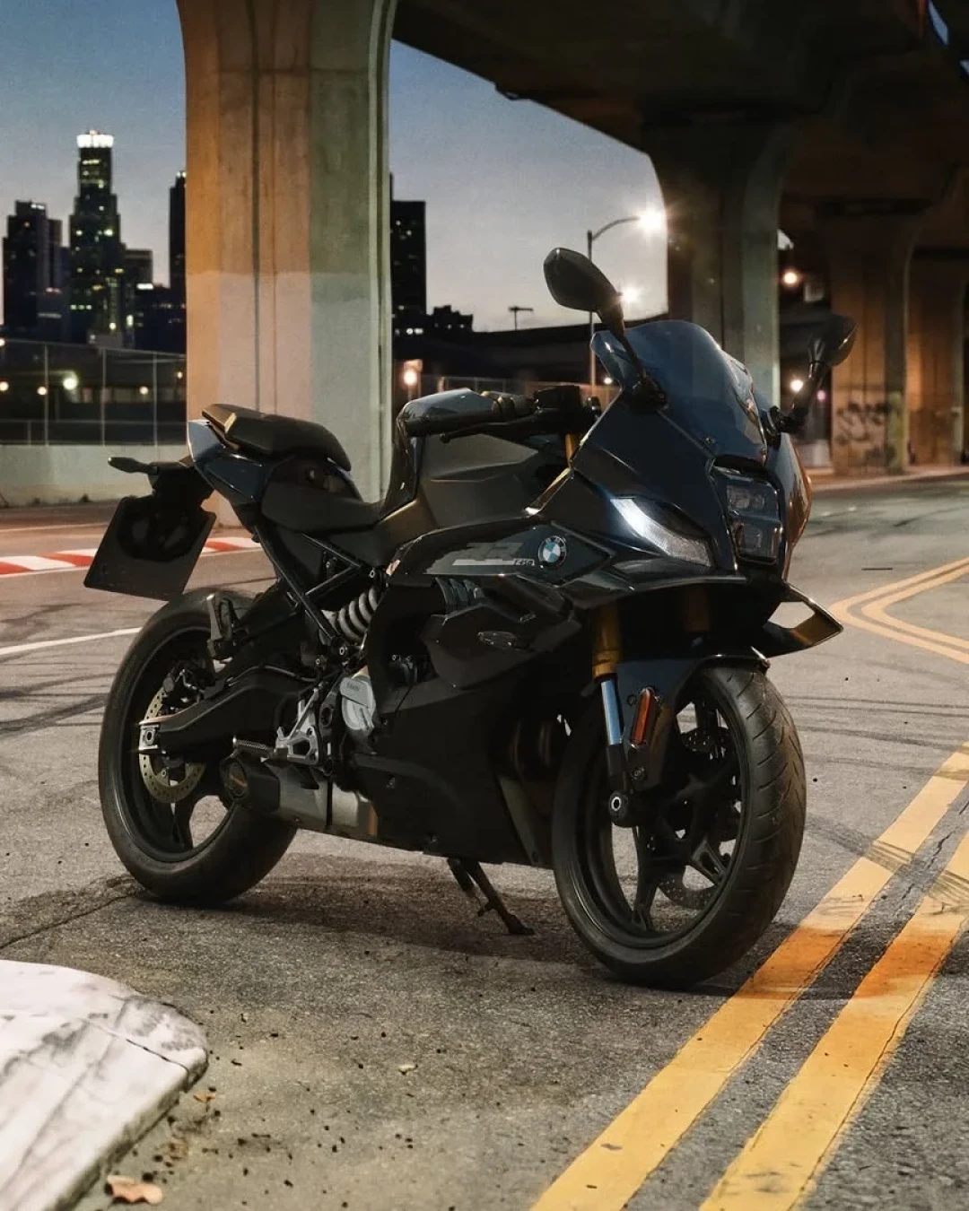 全网都在喊F450RR"小双R",我翻出了三年前G310RR的价签:宝马小排量的定价向来嘴硬,成交价从来老实