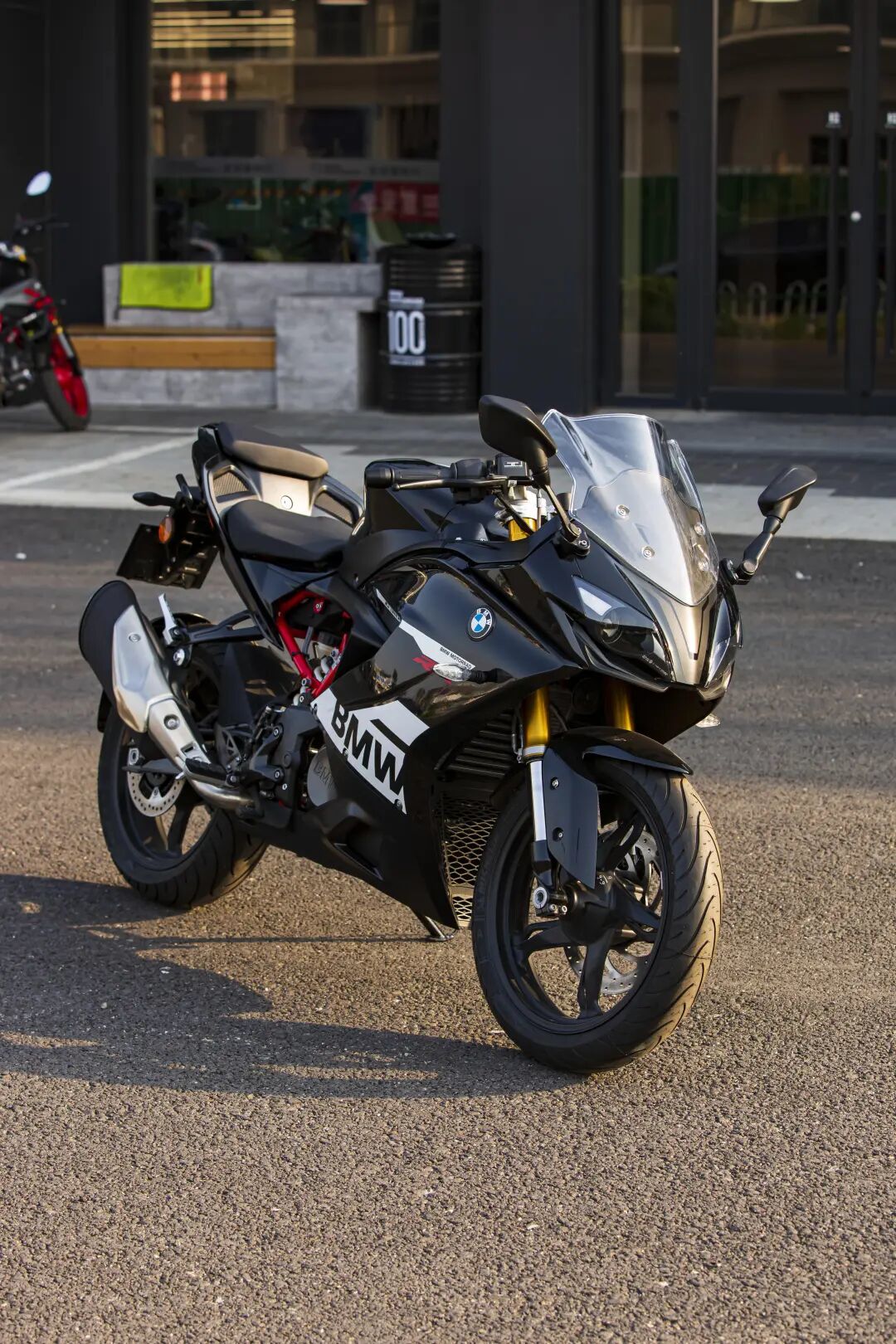 全网都在喊F450RR"小双R",我翻出了三年前G310RR的价签:宝马小排量的定价向来嘴硬,成交价从来老实