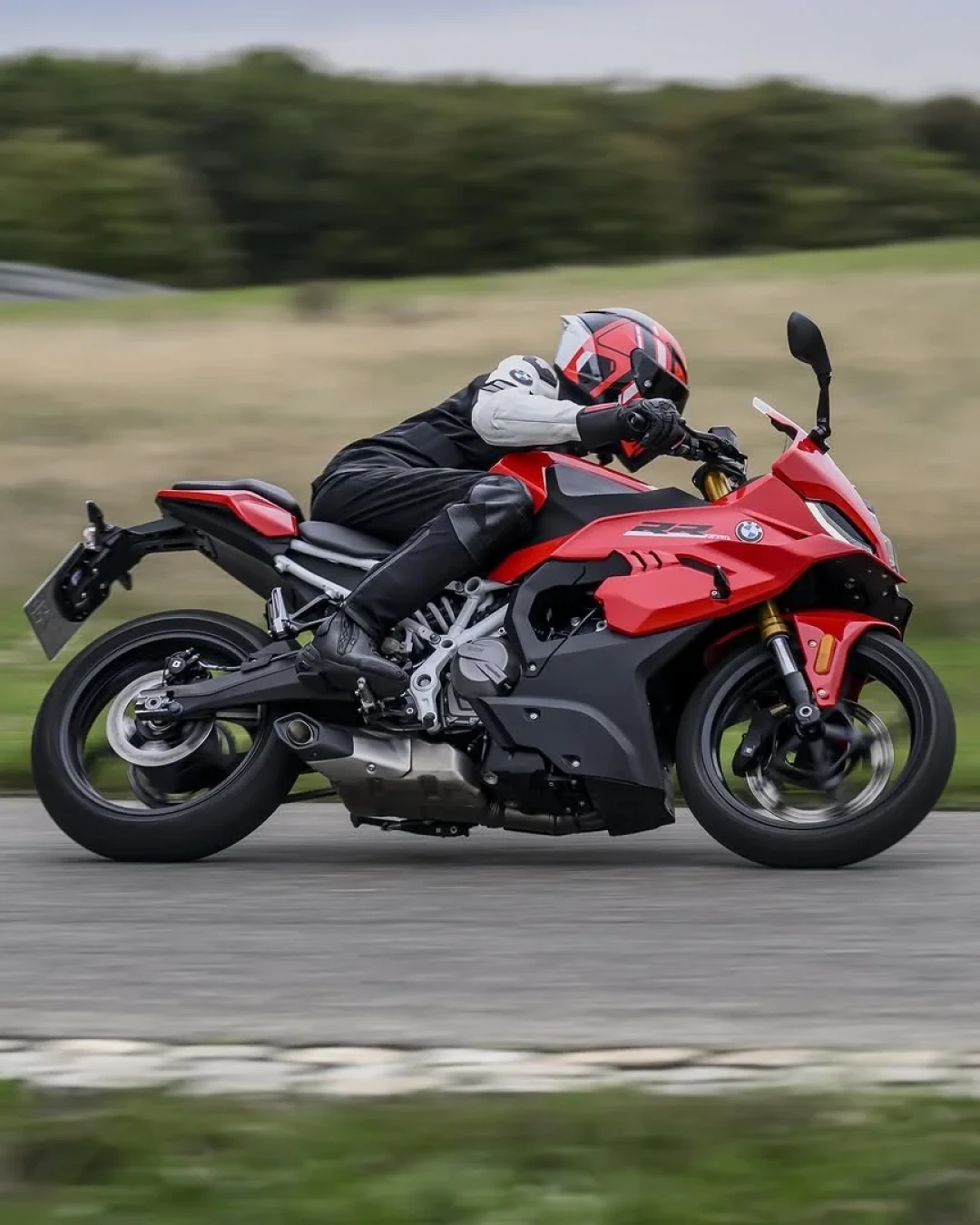 全网都在喊F450RR"小双R",我翻出了三年前G310RR的价签:宝马小排量的定价向来嘴硬,成交价从来老实