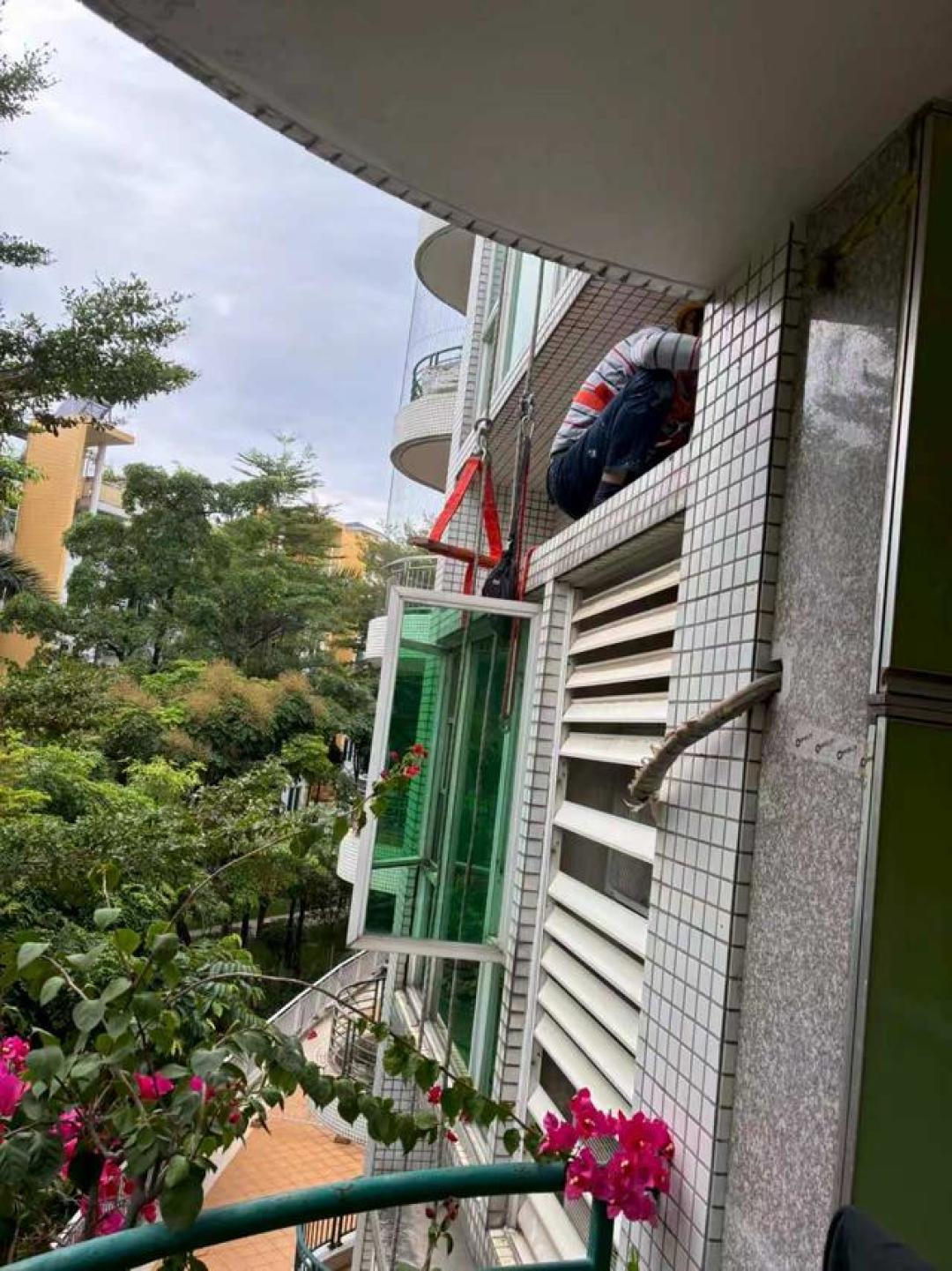 空调水淹了楼下被告上法庭：平台在墙外，业主却赔了——判决把责任说清了