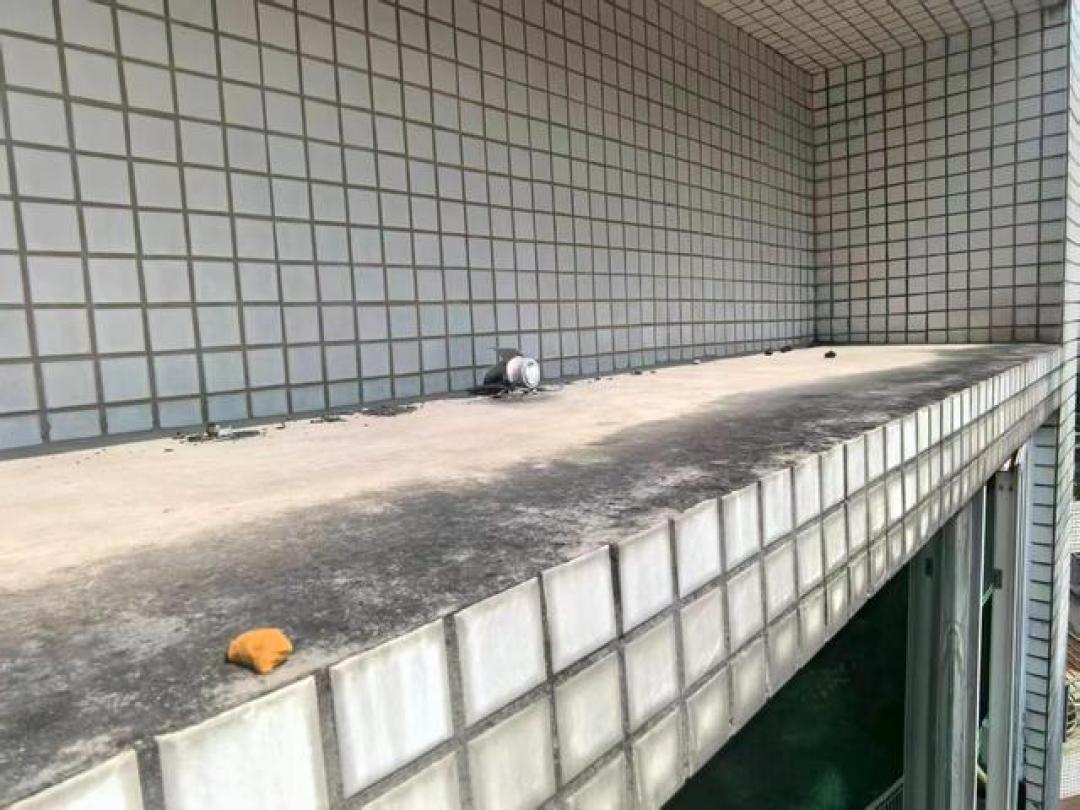 空调水淹了楼下被告上法庭：平台在墙外，业主却赔了——判决把责任说清了