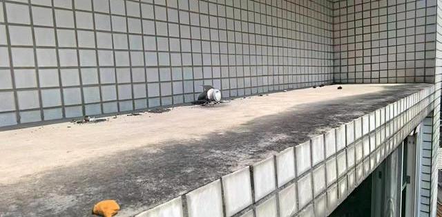 空调水淹了楼下被告上法庭：平台在墙外，业主却赔了——判决把责任说清了