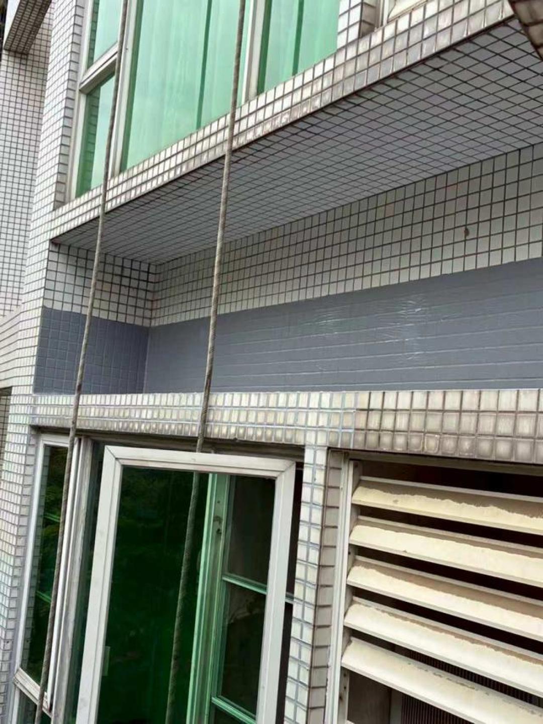 空调水淹了楼下被告上法庭：平台在墙外，业主却赔了——判决把责任说清了