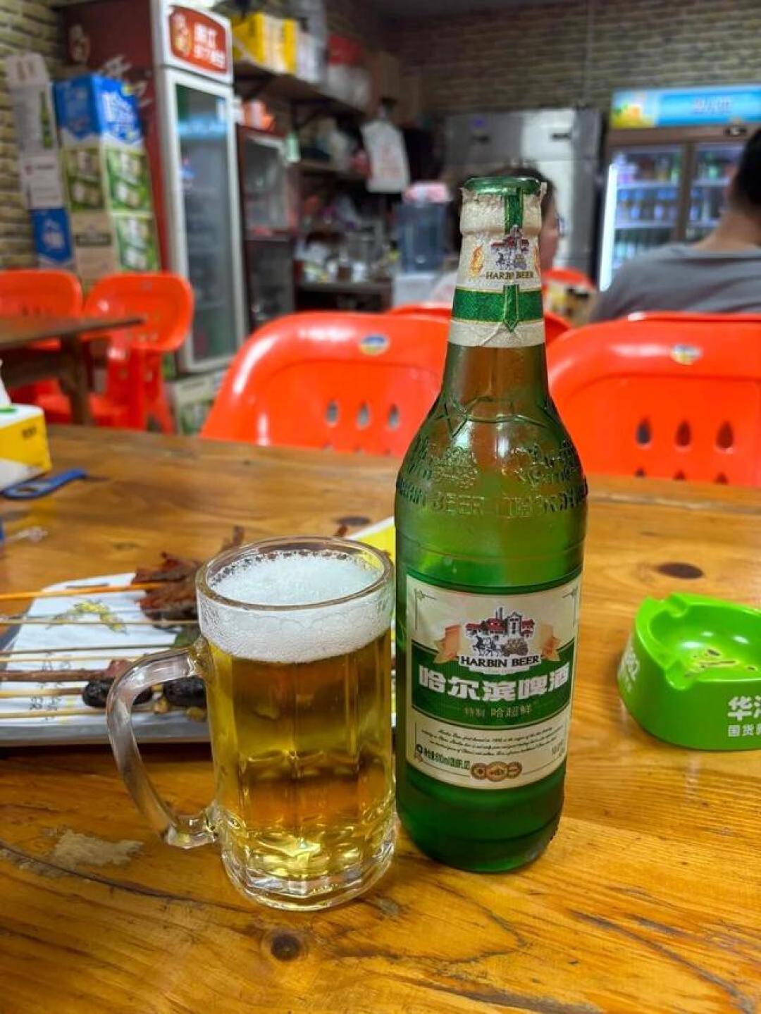 烧烤摊上的绿瓶啤酒