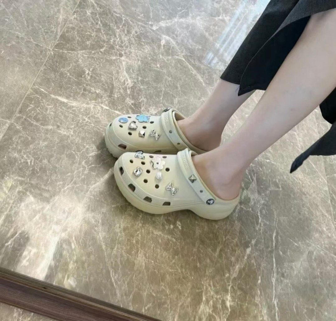 「联名破发、奥莱3折」撞上「下午四百多、晚上三百多还送鞋花」:双11蹲Crocs暖棉的对账党,先把价梯、保暖、鞋花三本账对完