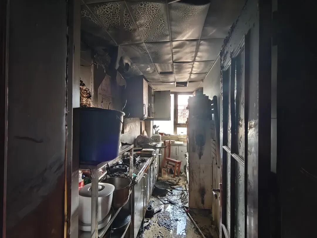 锅盖被顶飞、红油喷到天花板：这锅牛油火锅的下料顺序，冬天在家别照抄
