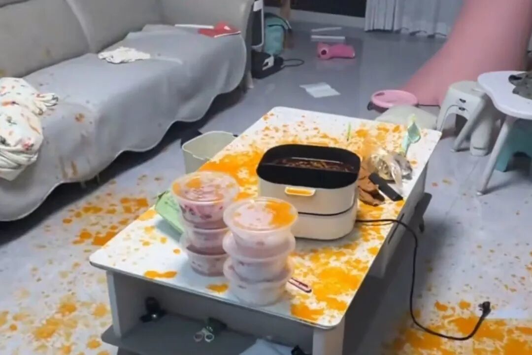 锅盖被顶飞、红油喷到天花板：这锅牛油火锅的下料顺序，冬天在家别照抄