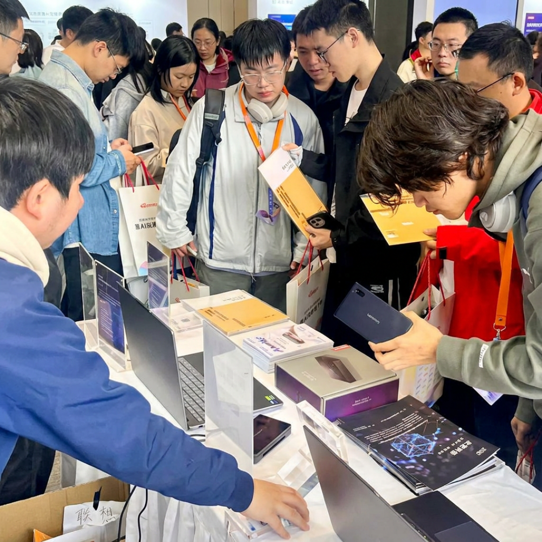 300克、充电宝供电、跑千亿模型：联想P7的官方参数我对着拆了一遍，先享计划冲不冲看这三个问题
