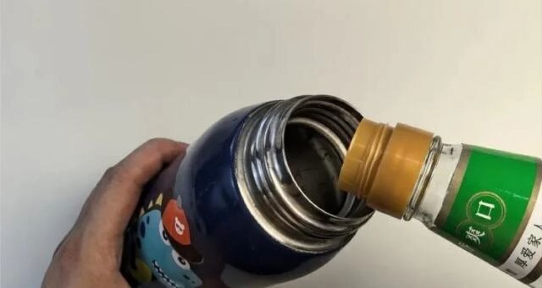 茶垢清洁剂把保温杯炸了？浸泡千万别拧盖：先分清茶垢和水垢，再挑酸和碱