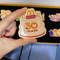 「9:15到，已经排到190号」撞上「双杯套餐才送一枚」：这波品牌冰箱贴，先算清时间、套餐、转手这三本账