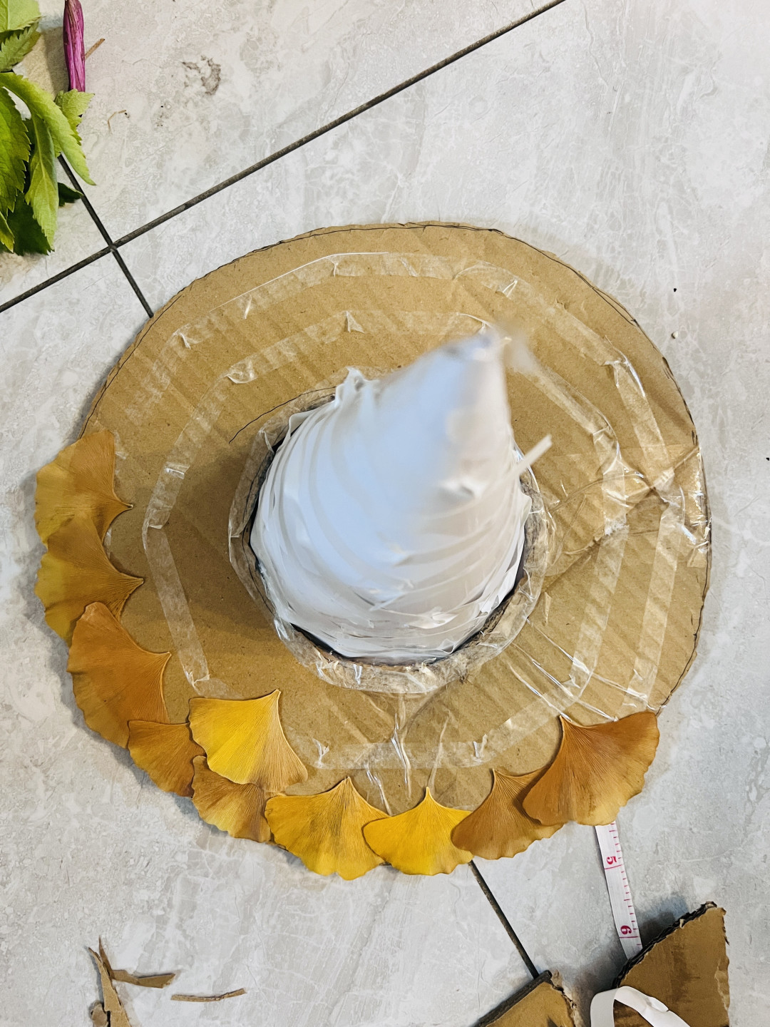 「这是我的手工作业,不是你的」:幼儿园秋天手工,一顶落叶帽,家长搭骨架,孩子贴叶子