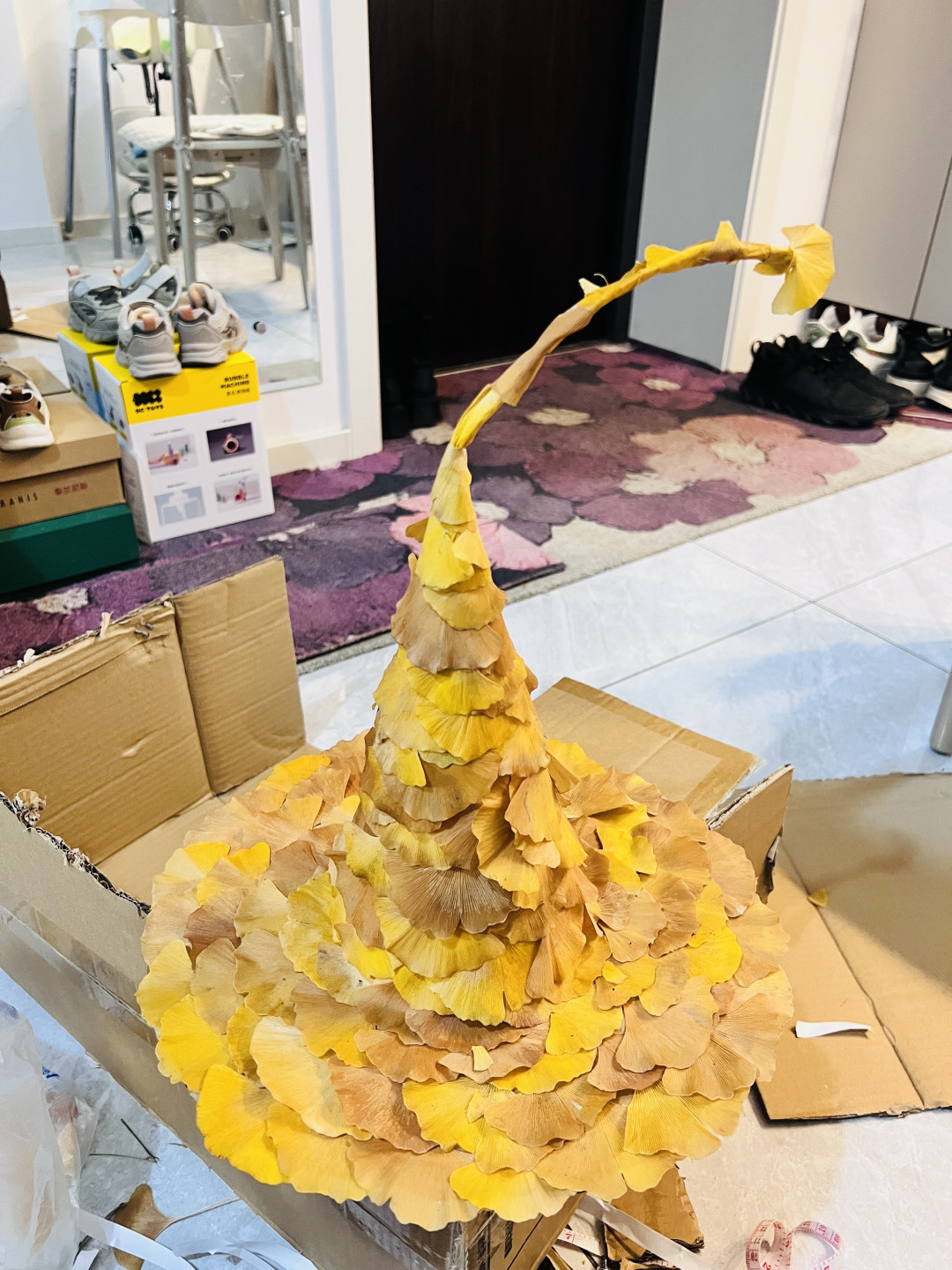 「这是我的手工作业,不是你的」:幼儿园秋天手工,一顶落叶帽,家长搭骨架,孩子贴叶子