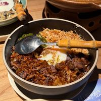 同一锅油焖鸡，街边25元，商场86元：特色餐厅的“特色”，几分是布景