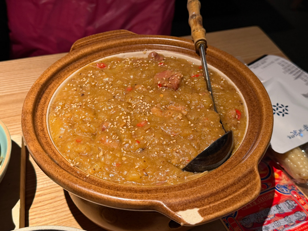 同一锅油焖鸡,街边25元,商场86元:特色餐厅的“特色”,几分是布景
