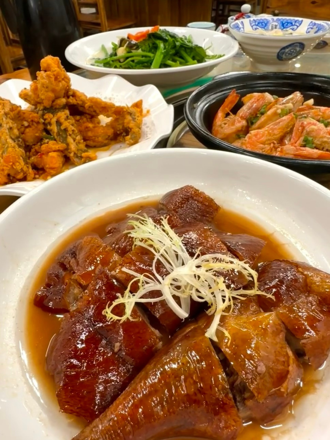 同一锅油焖鸡,街边25元,商场86元:特色餐厅的“特色”,几分是布景