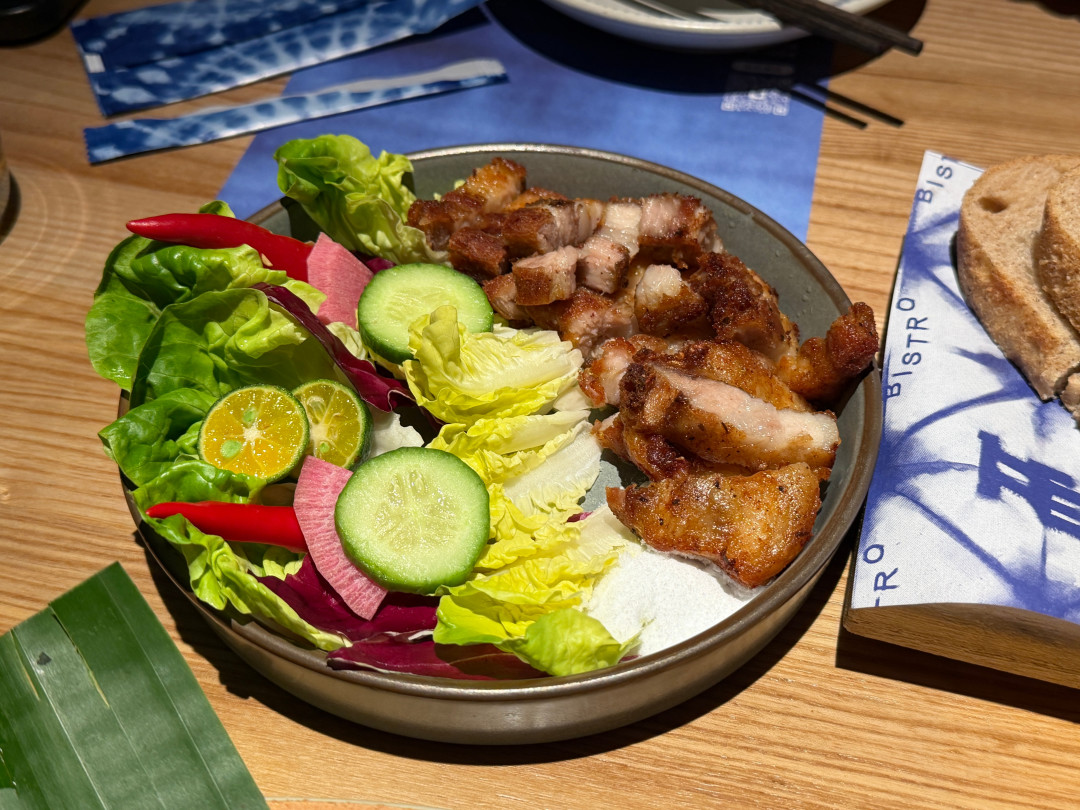 同一锅油焖鸡,街边25元,商场86元:特色餐厅的“特色”,几分是布景
