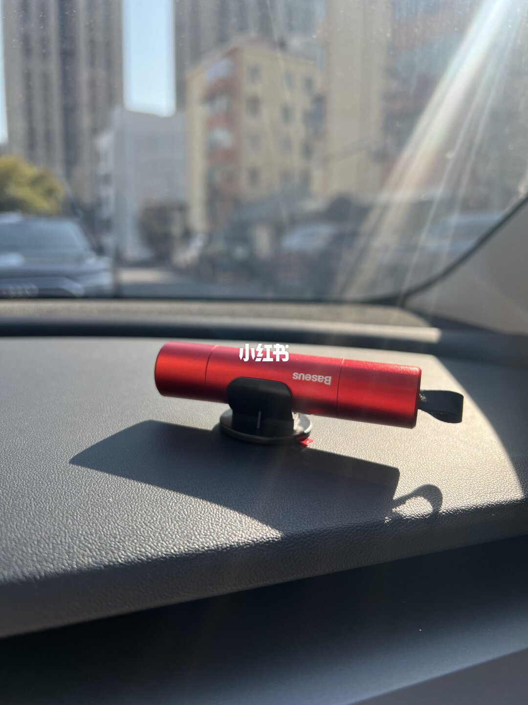 钢化一砸就碎、夹层只破个洞：双11给车里配破窗锤前，先花30秒看侧窗那道截面