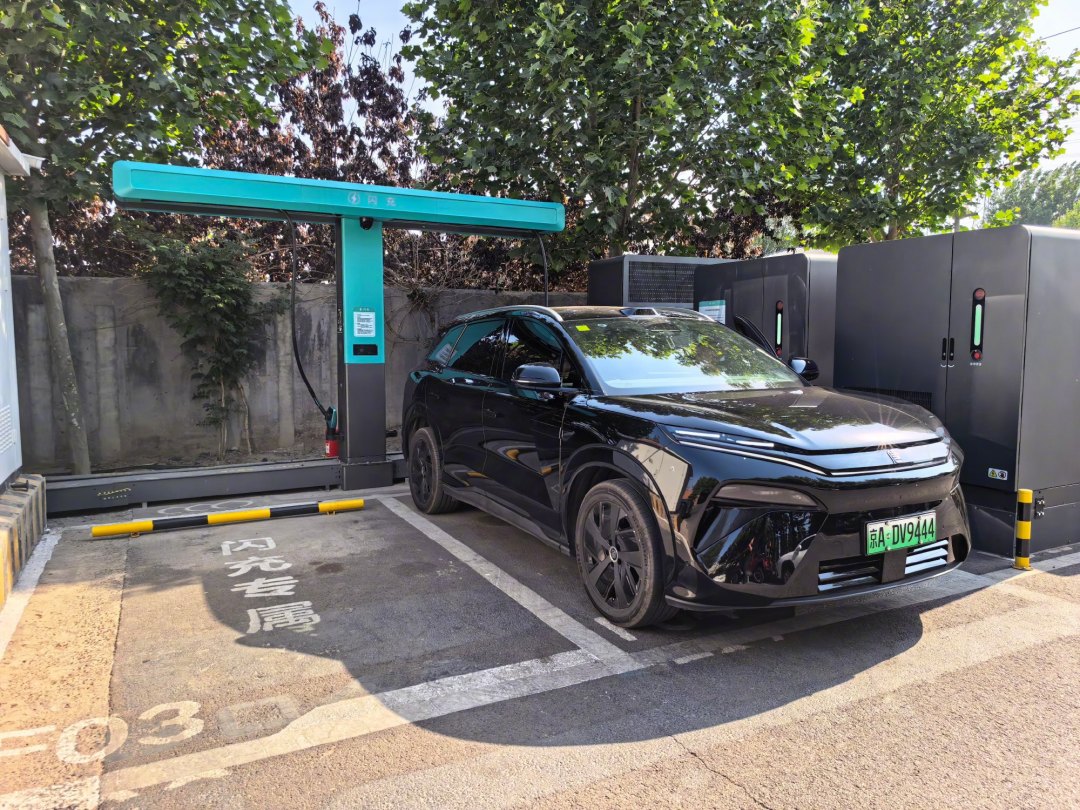 油车占闪充车位被官方回应:交警拖不走车,但账单、判例和地锁正在合拢