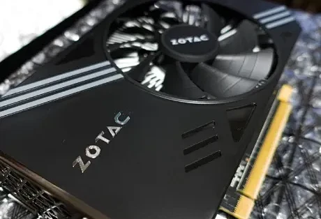 为了一台一体机，索泰把显卡的PCB重画了一遍，拆下来就是块废铁