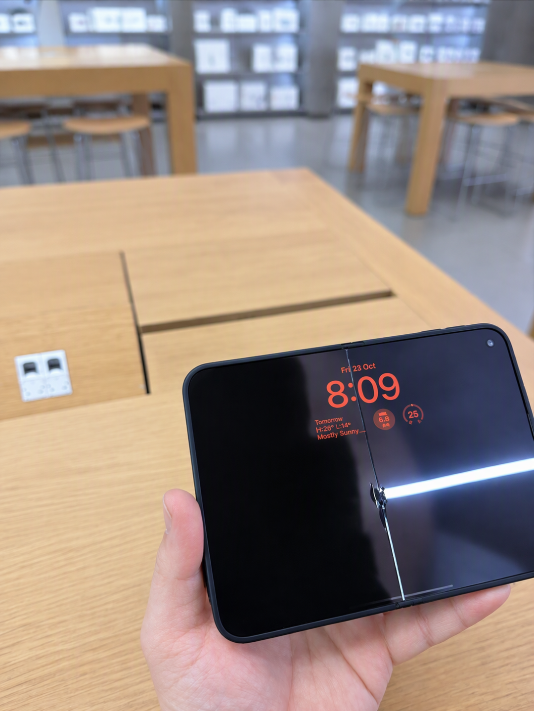 溢价腰斩、碎屏上热搜：iPhoneDuo首销一周，给观望者的建议