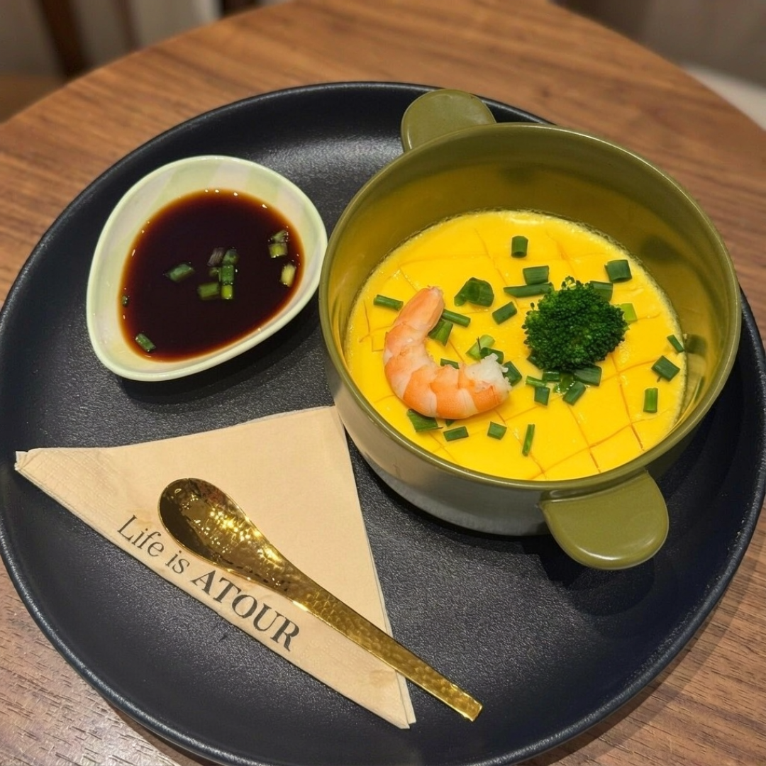 亚朵的免费夜宵其实是两套权益：深夜粥到人人有份、铂金夜宵送房现做——对完20篇门店帖，这本「夜宵账」我一次摆清