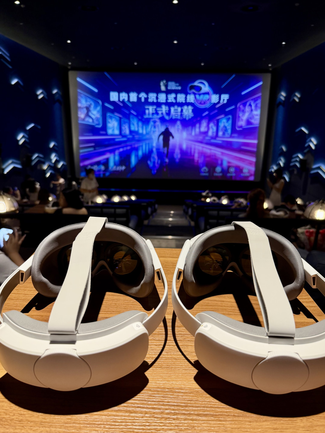 不到200元贴脸看张杰：今年最火的VR，反而不在家里