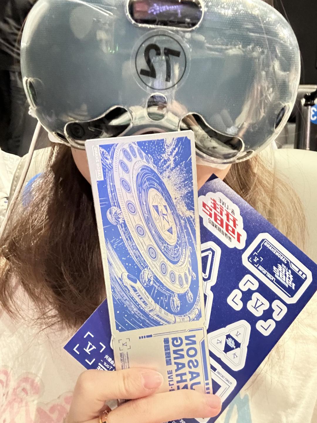 不到200元贴脸看张杰：今年最火的VR，反而不在家里