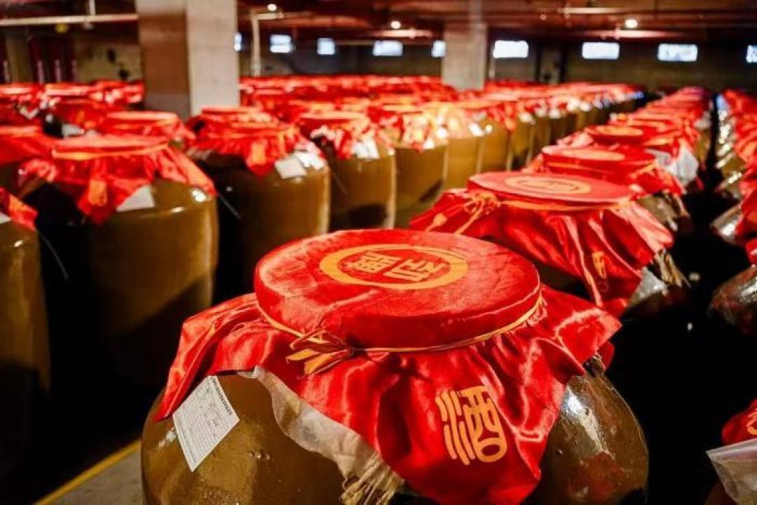 12个白酒单品，10个在跌：比价格先退场的，是“敬别人”那杯酒