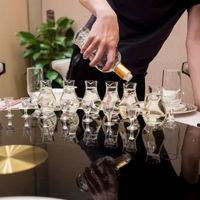 12个白酒单品，10个在跌：比价格先退场的，是“敬别人”那杯酒