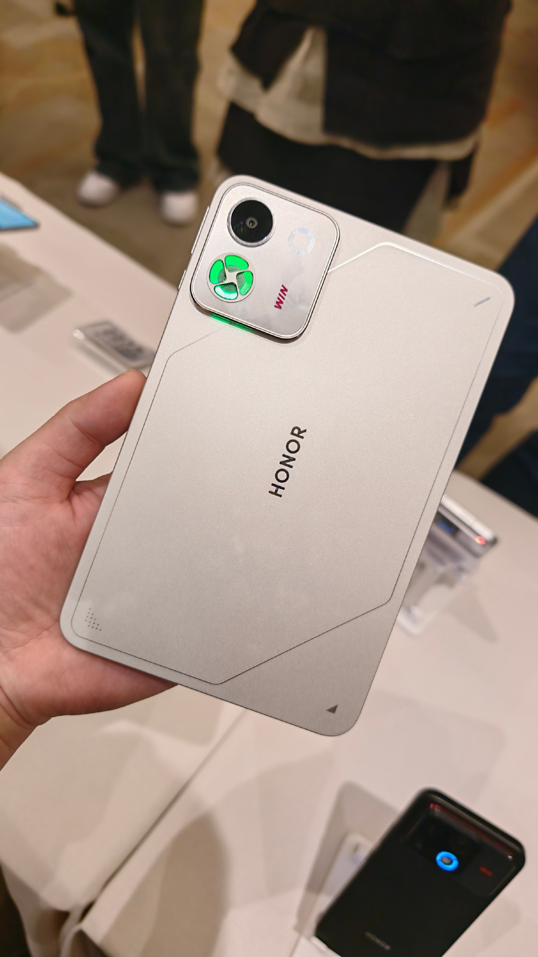 贵1850元、少1970mAh：WIN2系列被K100和Neo12三面合围，性能党先把四张价签对完再决定等不等
