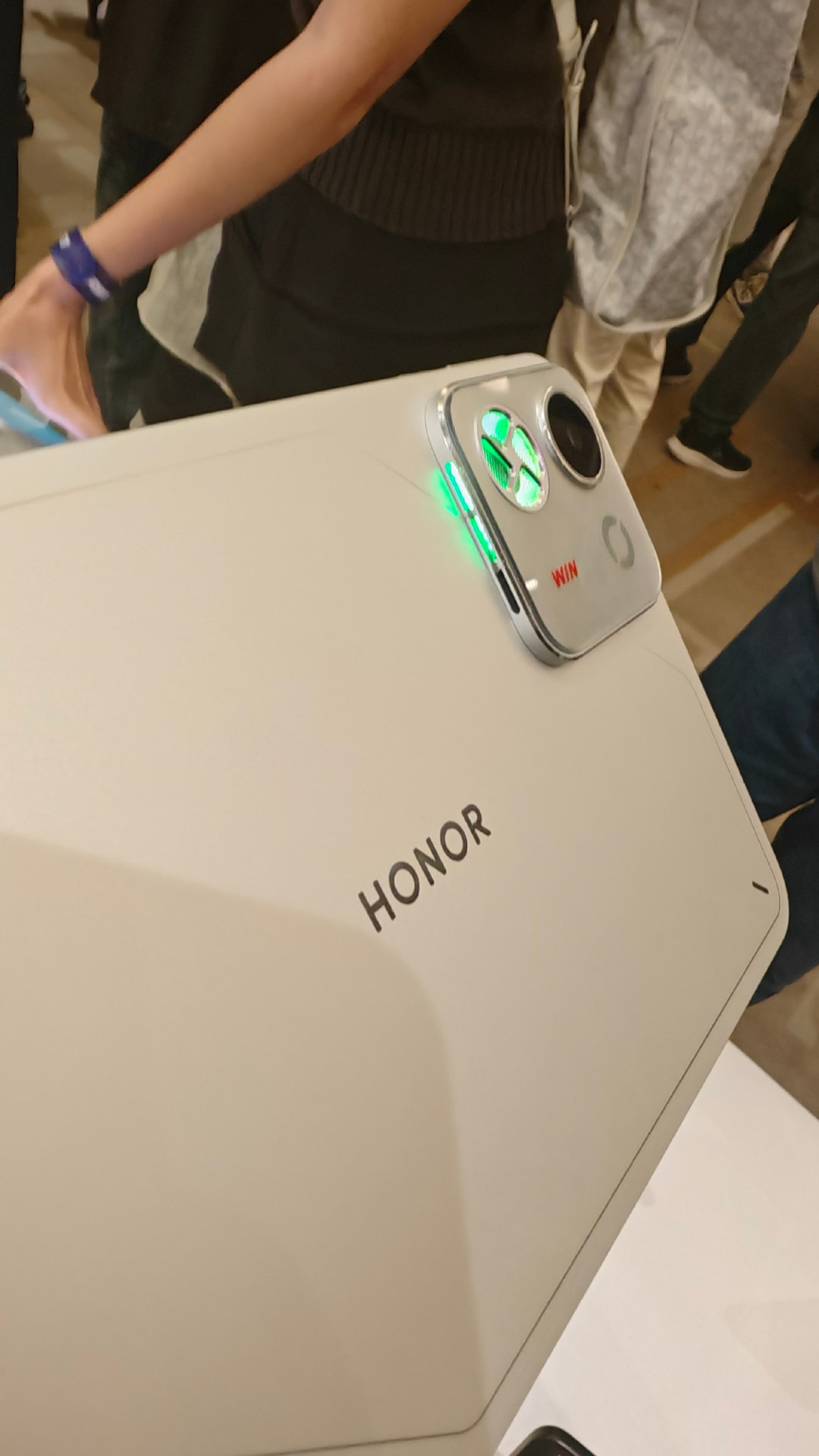 贵1850元、少1970mAh：WIN2系列被K100和Neo12三面合围，性能党先把四张价签对完再决定等不等